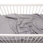 Set lenjerie patut bebe, bumbac (cearceaf pat 60x120, cearceaf pilota 80x110, fata perna 35x50), brodata, cu volan, GRI