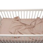 Set lenjerie patut bebe, bumbac (cearceaf pat 70x140, cearceaf pilota 100x140, fata perna 35x50), brodata, cu volan, ROZ