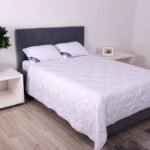 Pilota 200×220 cm microfibra striata, SomnART premium, alba matlasata model nor mare, 400 g, de iarna
